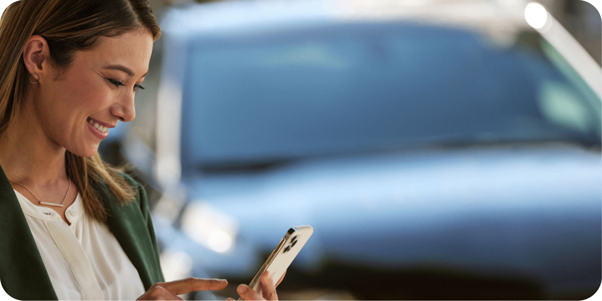 Mujer con celular usando la APP de Chevrolet