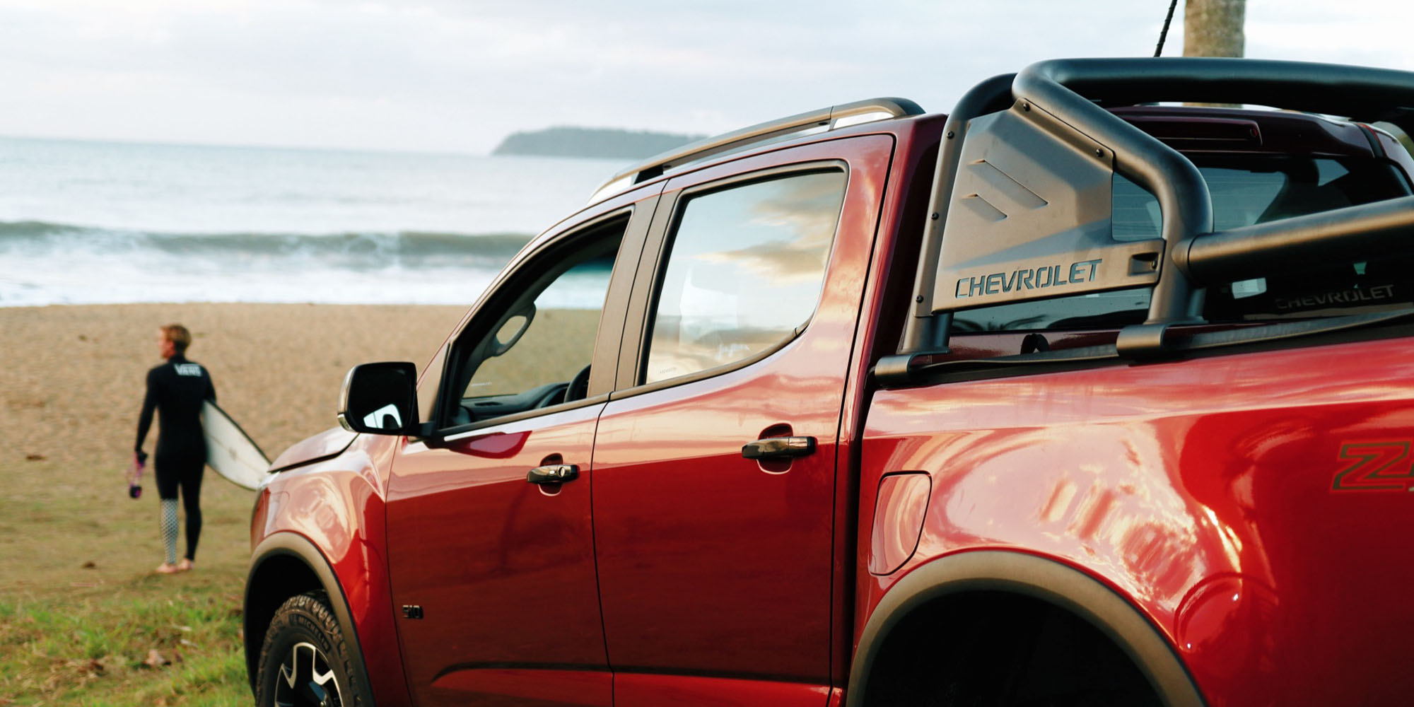 Vista lateral de la Chevrolet S10 Z71 color rojo junto a la playa.